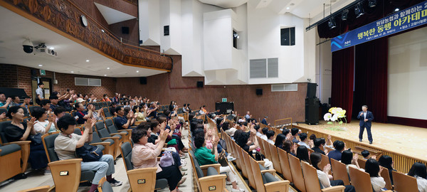 작년 7월, 행복한 동행 아카데미에서 조합원과 소통하는 이창림 조합장.