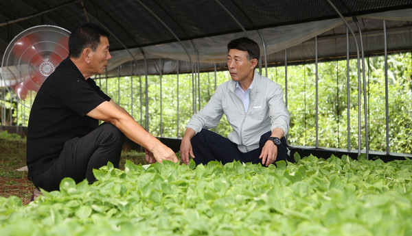 이용연 한국농촌지도자 고양특례시연합회장(왼쪽)과 농장에서 현안을 경청하며 소통하고 있다.