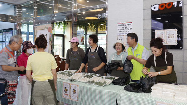 명절이 되면 우리쌀 소비촉진과 나눔 기금 마련을 위해 떡 판매도 한다. 현장을 늘 잊지 않는다.