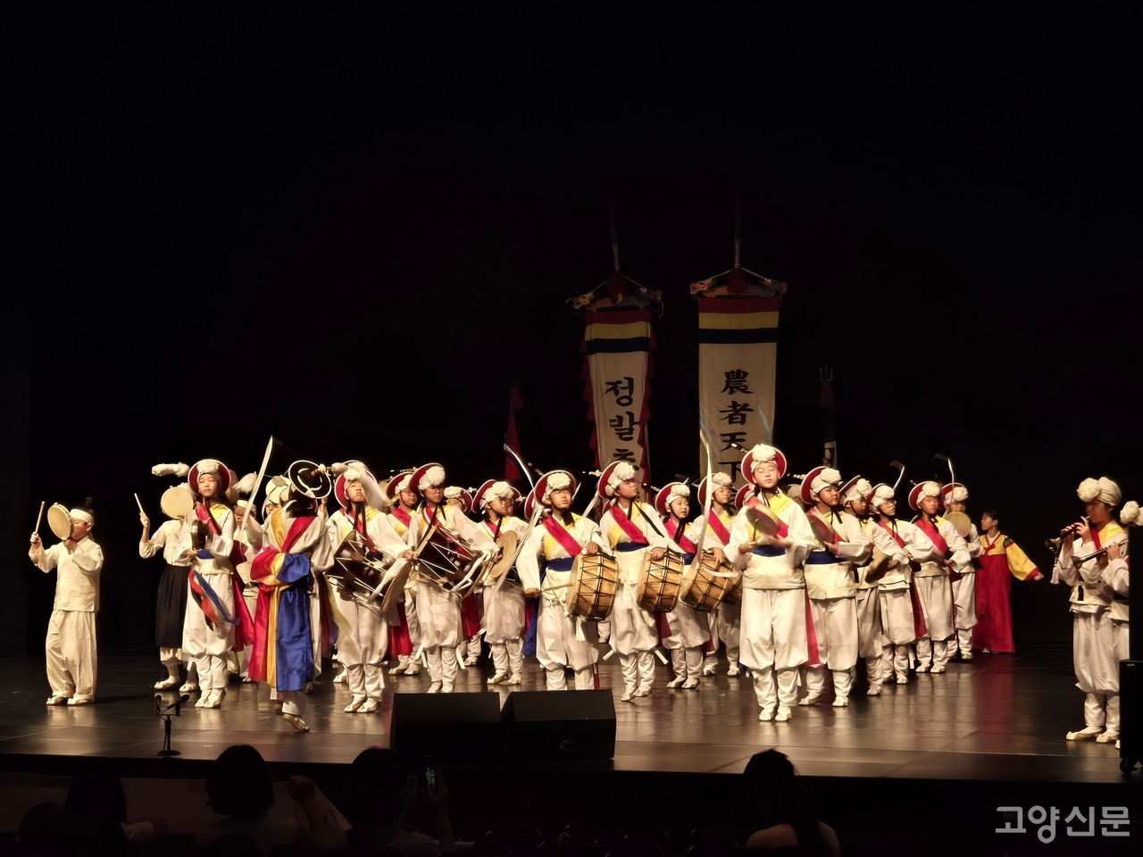 사물농악 부문 대상을 수상한 정발초 풍물부 학생들