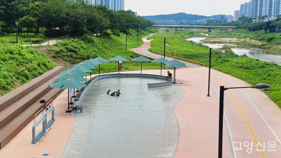 세솔교에서 내려다본 창릉천 발물놀이터