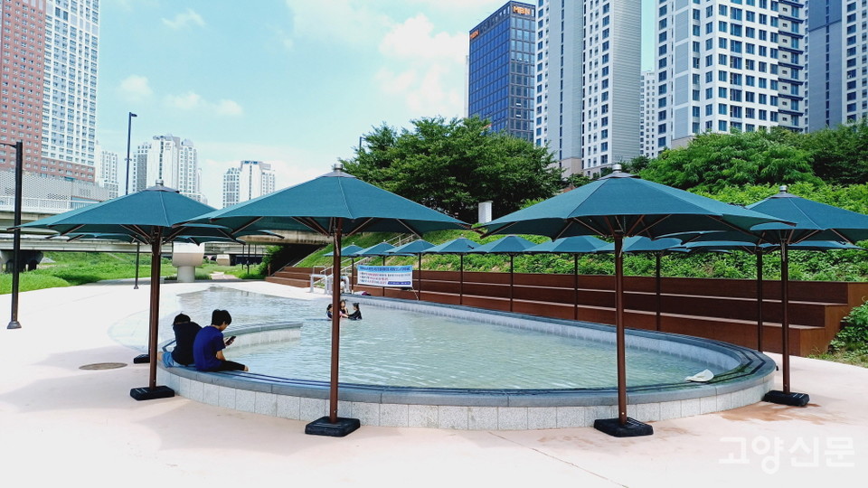 창릉천 발물놀이터에는 발을 담그고 걸터앉을 수 있는 둘레석과 파라솔 등이 깔끔하게 갖춰졌다. 