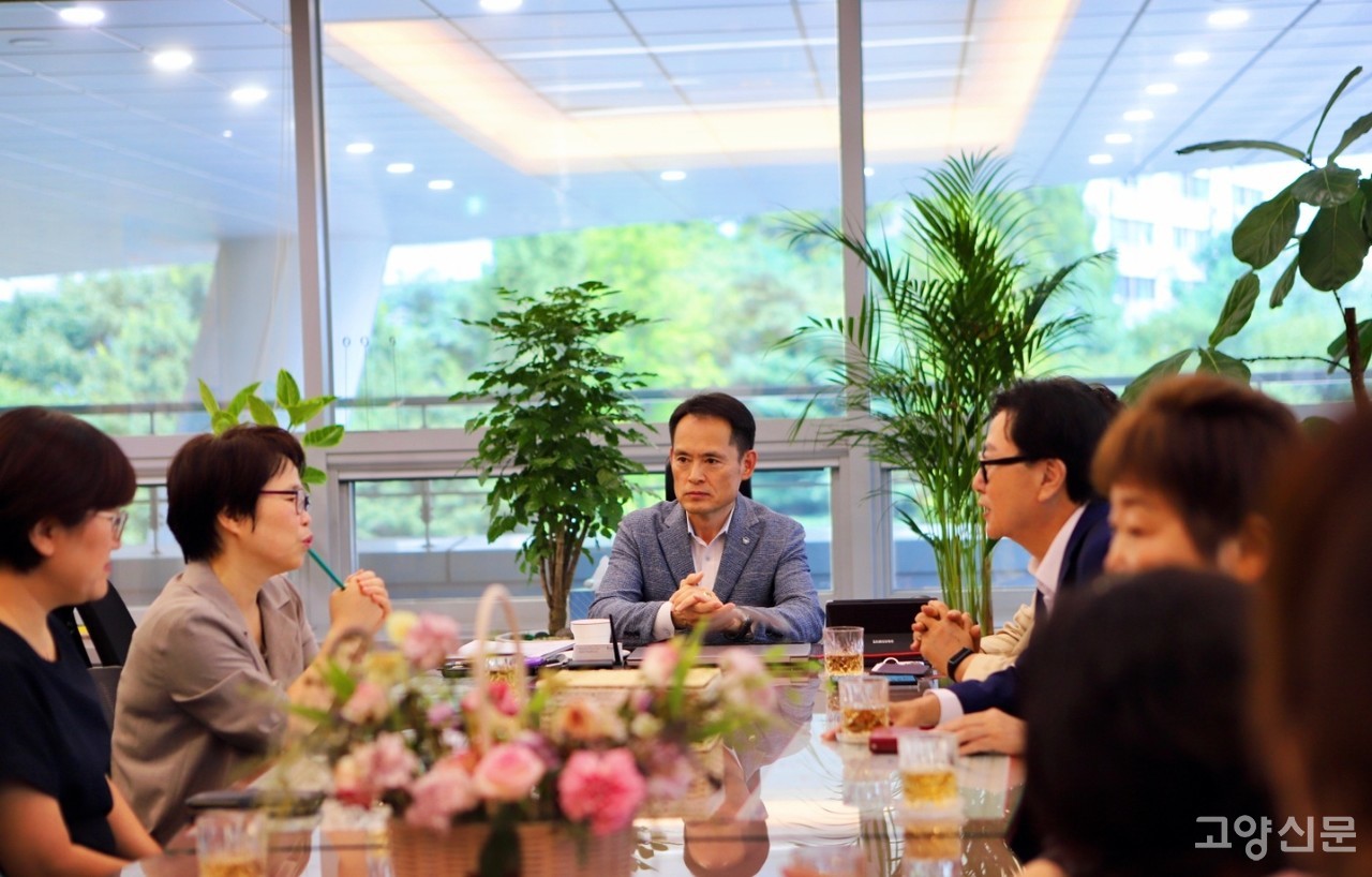 고양상공회의소 사회공헌위원회를 비롯한 각계 단체장들이 신영호 일산서구청장과 함께 차담회를 가졌다. 