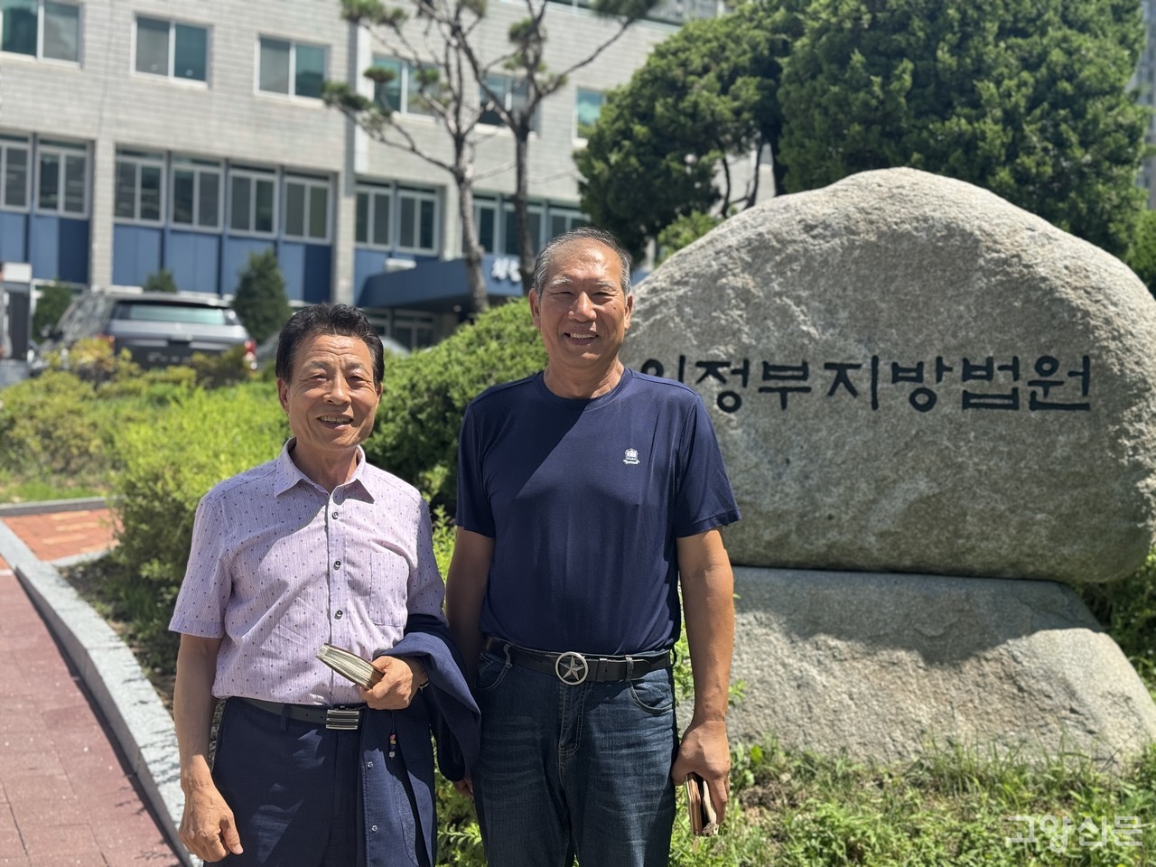 22일 시청사 백석 이전 주민소송 최종 공판에 참석한 (왼쪽부터) 윤용석 대표와 김용기 신청사원안건립추진연합회 홍보위원장.