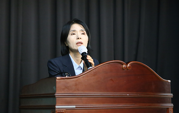 이영아 전 고양신문 발행인 겸 대표이사가 퇴임인사를 하고 있다.