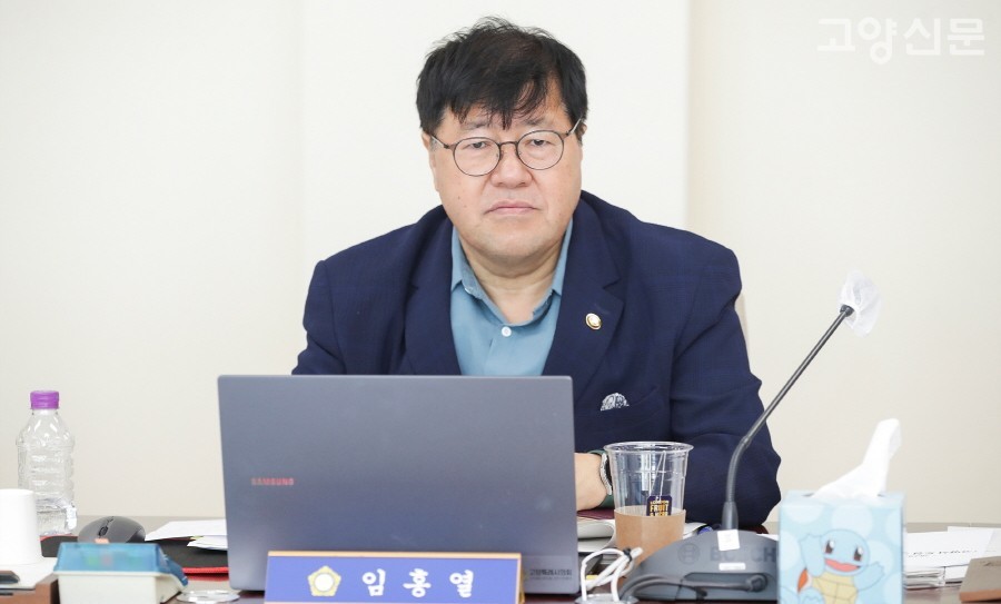 식사동 데이터센터를 승인한 도시계획심의 일정과 관련해 특혜 의혹을 제기한 임홍열 시의원. 