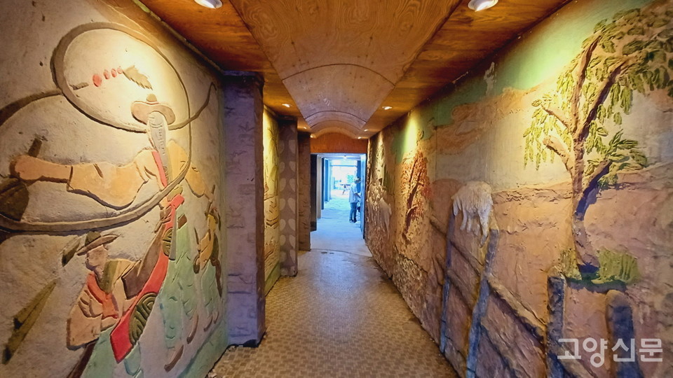 측면 통로 벽은 한국적인 디자인으로 부조 장식을 했다. 