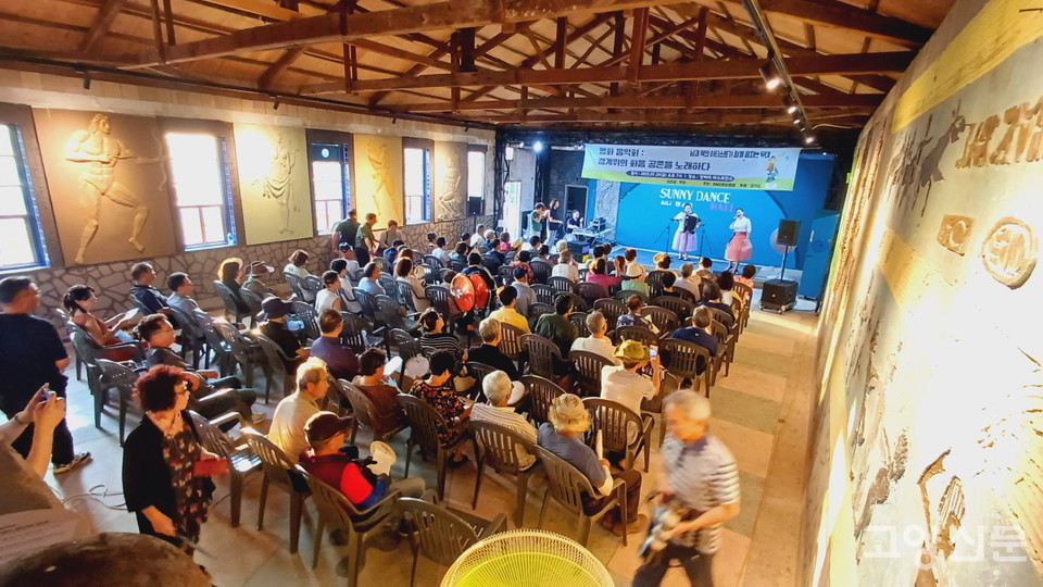 파주 라스트찬스에서 DMZ 평화동행 주관으로 25일 펼쳐진 '평화음악회'는 주민과 평화활동가들이 어우러지는 흥겨운 축제였다. 