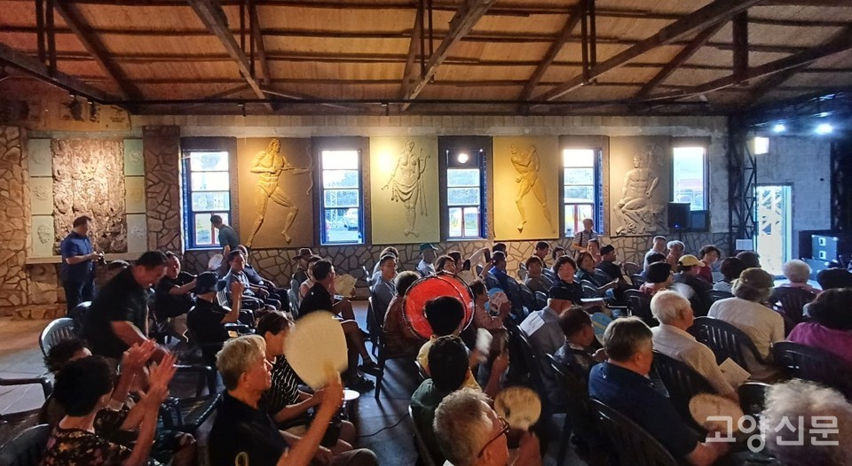 창문 사이마다 고대미술을 테마로 한 부조 장식이 새겨져 있다. 