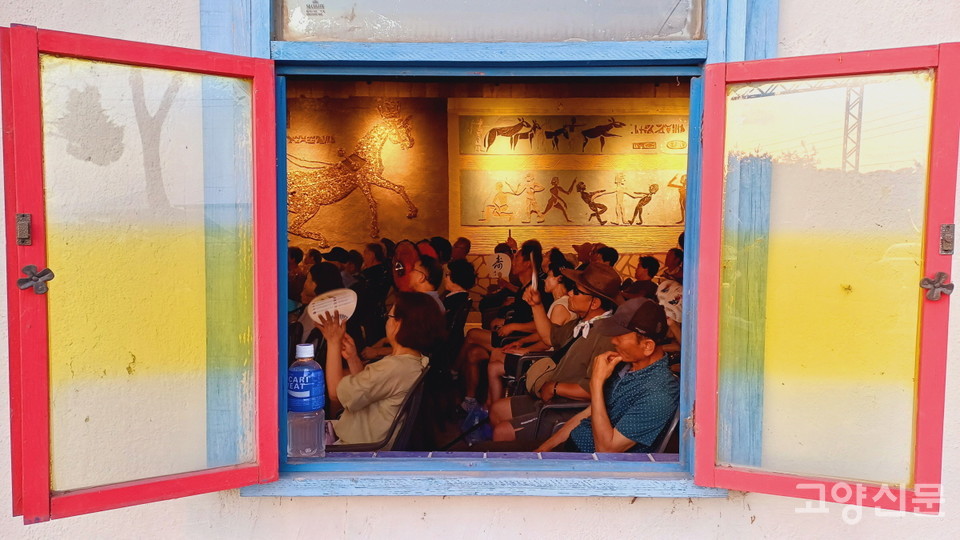 활짝 열린 창을 통해 바깥에서 들여다 본 객석 모습