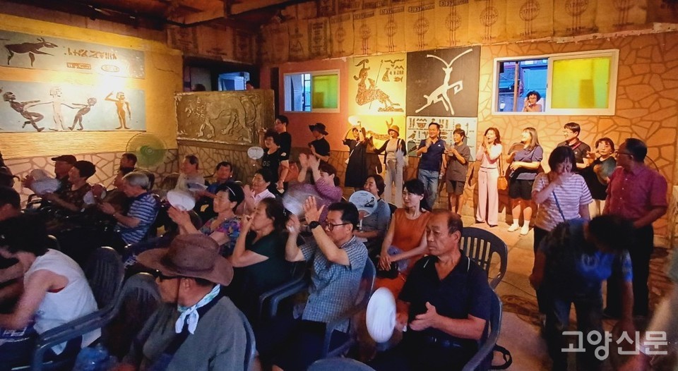 이날 공연에는 200여 명의 관객들이 찾아와 라스트찬스 안팎을 가득 채웠다. 