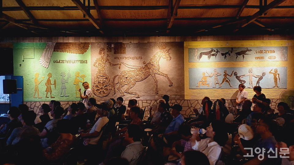 옛 미군클럽이었던 라스트찬스 내부에는 화려하고 인상적인 부조 장식이 사방 벽면을 채우고 있다.  