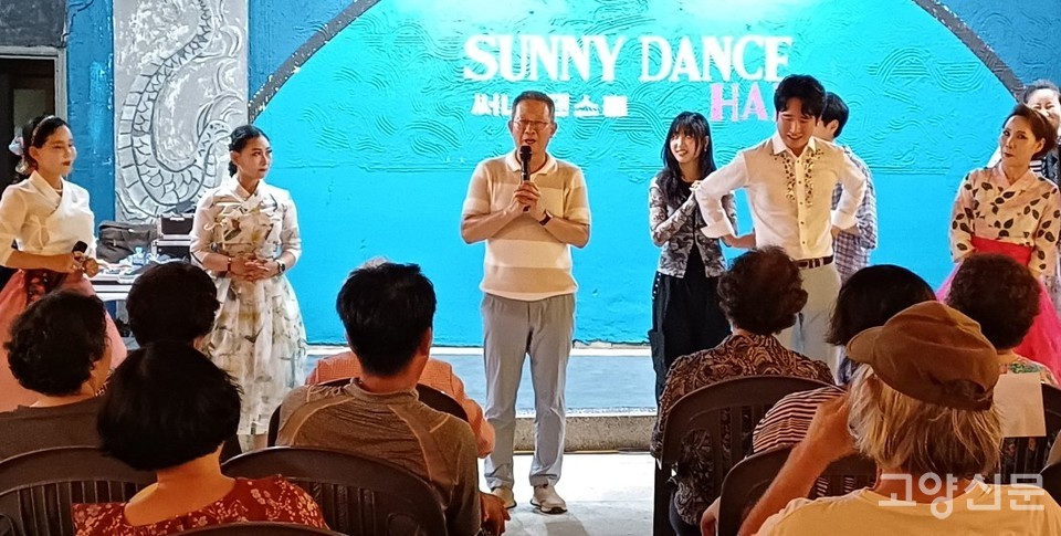 음악회를 찾아온 관객들에게 인사를 전하는 안재영 DMZ 평화동행 대표. 