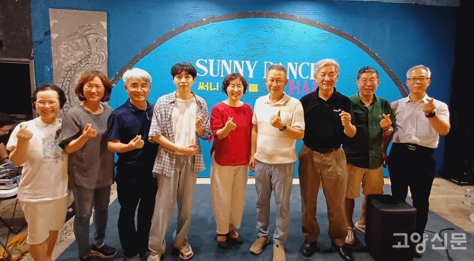 안재영 대표(왼쪽 네 번째)가 음악회를 찾아준 평화활동가들과 사진을 찍었다. (오른쪽부터)이바다 평화누리 대표, 박경만 고양신문 발행인, 강경민 평화통일연대 상임대표.