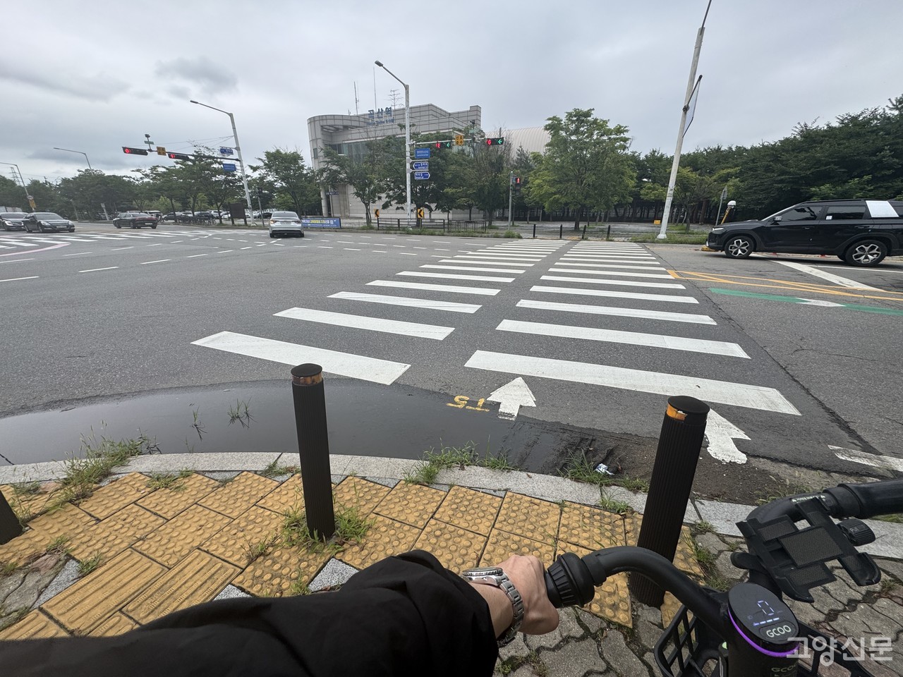 17일 일산동구 산황동 기자회견 취재를 위해 곡산역 앞에서 공유전기자전거를 타고 신호를 기다리는 모습.