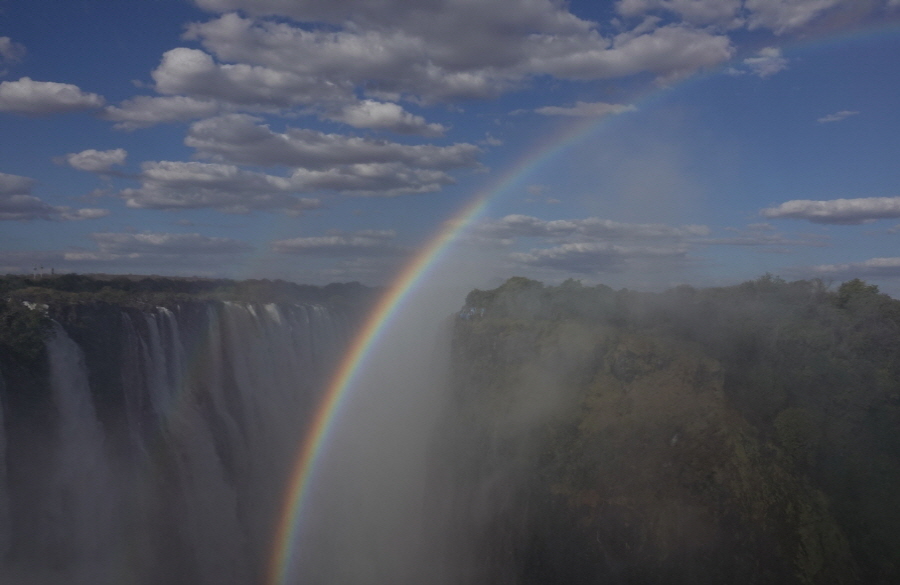 빅토리아 폭포가 일으키는 엄청난 물보라 위로 떠오른 영롱한 무지개. [사진제공=에코코리아]