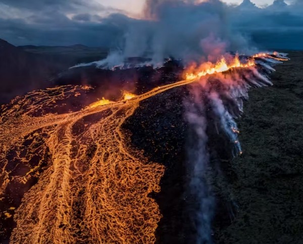 아이슬란드 레이캬비크 반도 화산폭발, 2021년 이후 12번째 화산 폭발로 2025년 4월과 7월 폭발을 일으켰다. 아이슬란드 공영방송 RUV 자료화면 캡처. [이철규 북유럽특파원]