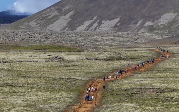 분화를 구경하려는 사람들에게 새로 분출된 용암 위로 나가지 말 것을 당부하는 아이슬란드 경찰의 공지에도 불구하고 신규 분화 화산을 찾는 관광객. 아이슬란드 공영방송 RUV 자료화면 캡처. [이철규 북유럽특파원]