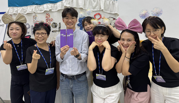 고양YWCA회원과 참석자들이 21% 의류교환파티에서 '화이팅' 촬영을 했다.