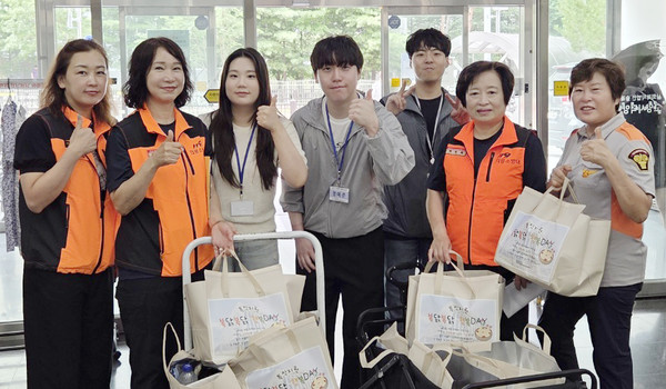 덕양행신종합사회복지관이 혹서기 온열질환 예방과 영양섭취가 필요한 주민 195명에 여름철 보양 특식을 전달하며 건강한 여름나기 지원을 했다.