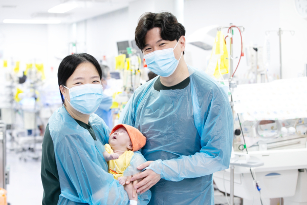 퇴원을 기념하는 한민채 양과 부모님 [사진제공 = 국민건강보험 일산병원]