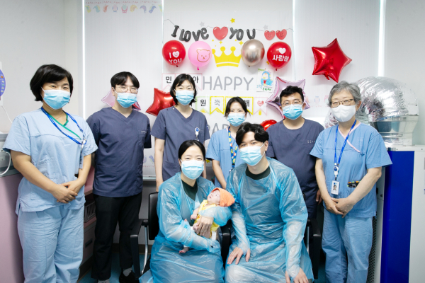 한민채양과 부모님이 일산병원 신생아집중치료실 의료진과 퇴원 기념사진을 찍었다. [사진제공 = 국민건강보험 일산병원]