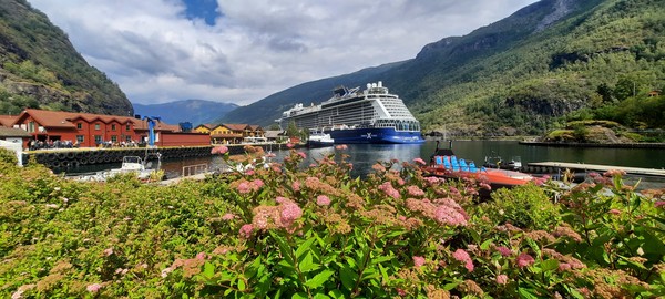 노르웨이 피오르드(Fjord) 여정의 출발점, 송네피오르드를 향해 크루즈가 출발을 기다리고 있다. [이철규 북유럽특파원]