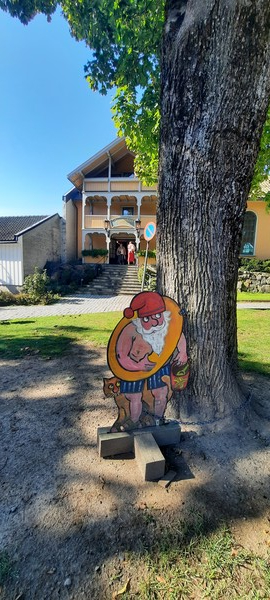 노르웨이 산타마을 여름풍경 : 산타의 집 앞에 피서를 즐기는 재미있는 산타클로스가 있다. [이철규 북유럽특파원]