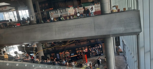 무더위에 오슬로 공공도서관에 미처 피서를 떠나지 못한 사람들이 몰리고 있다. [이철규 북유럽특파원]