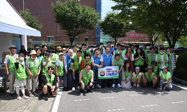 고양축산농협이 여러 봉사자들과 함께 지역의 어려운 이웃을 위해 삼계탕 나눔을 진행했다.