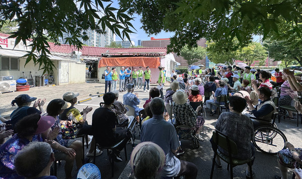 고양축산농협과 나눔축산본부 등 참석자들이 지역의 이웃을 위한 나눔에서 인사를 전하고 있다.