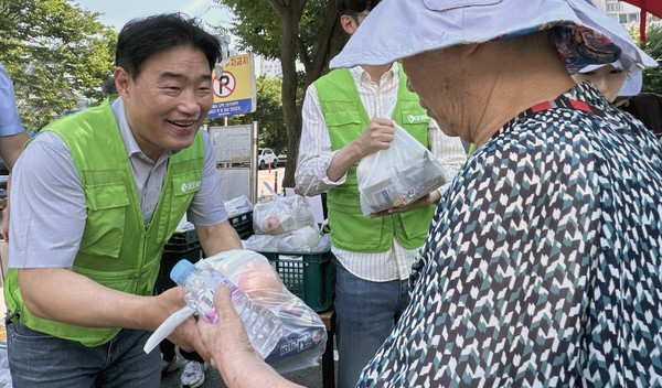 김운남 고양시의회 의장도 지역 의원들과 함께 어르신들에게 삼계탕 꾸러미를 전달하고 있다.