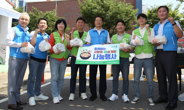 나눔에 동참한 고양축산농협과 농협중앙회 고양시지부, 지역 시도의원이 함께 자리했다.