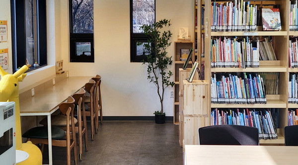  강촌공원 책쉼터 내부.