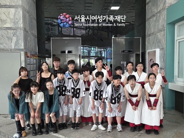 전국장애청소년예술제가 끝난 후 이루어드림 청소년들이 단체사진을 찍고 있다. [사진제공=이루어드림]