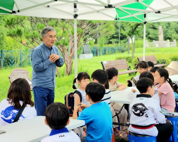 밥할머니에 대해 설명하고 있는 임현철 고양밥할머니보존회장. [사진제공=임현철]