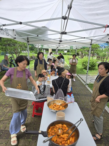 창릉동 밥할머니공원에서 벼농부 체험하는 어린이들이 떡볶이 새참을 먹는 모습[사진제공=임현철]