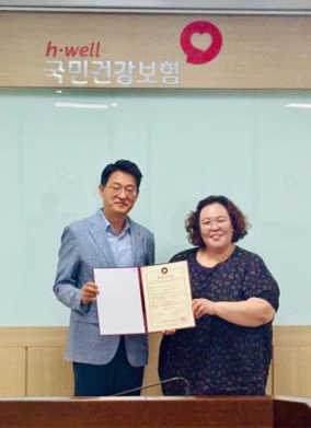 국민건강보험공단 최승규 지사장(왼쪽)이 멘토기관인 드림재가복지센터와 협약식을 갖고 장기요양 주요 현안에 대한 현장의견을 나눴다. [사진제공=건보 고양덕양지사]