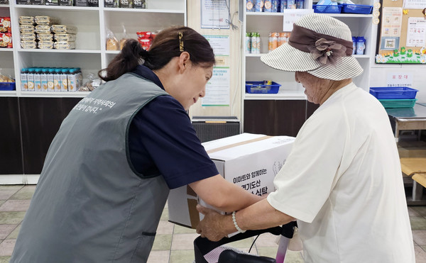 흰돌푸드뱅크마켓센터가 이마트와 함께 경기도산 친환경 농산물 꾸러미를 지역 차상위계층 가정에 전달했다.