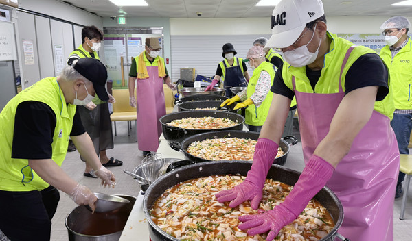  고양ROTC봉사단 7기부터 55기까지 총 49명의 단원이 참여해 봉사를 하고 있다.