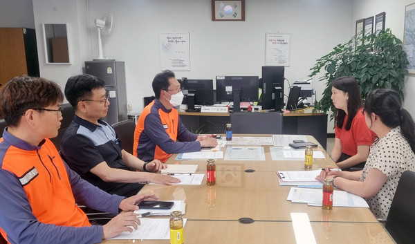 수색 관리역과 간담회를 하고 있다.