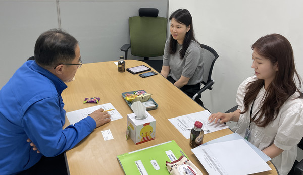 GTX-A 2역과 간담회를 하는 덕양노인종합복지관 관계자들