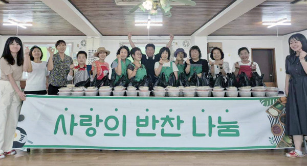 효자동 새마을부녀회가 취약계층을 위한 ‘사랑의 삼계탕 나눔'을 진행했다. 