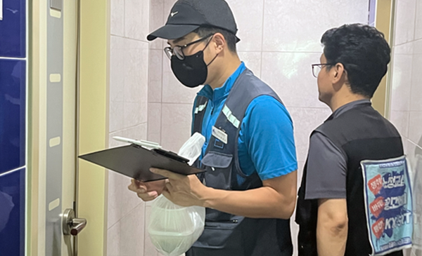  한국철도공사 행신KTX 동행 봉사단이 취약계층의 안전한 여름나기를 돕는 사회공헌활동을 하고 있다.