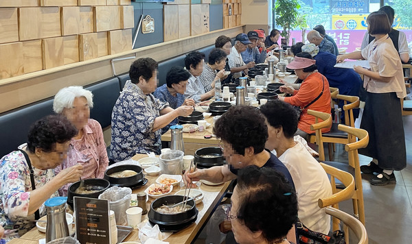 고양실버인력뱅크가 시니어우리마을가꾸기 참여 어르신들과 함께 중간평가회를 개최후 식사를 하고 있다.