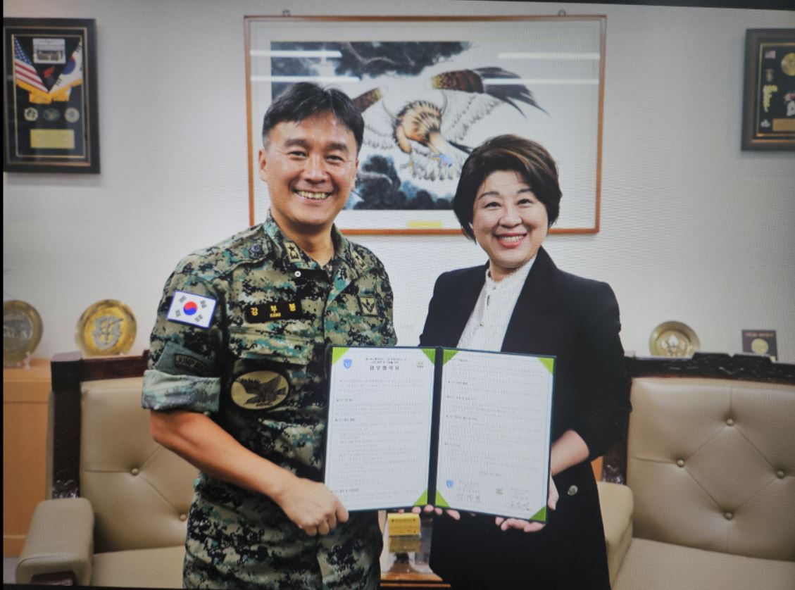 지난 29일 업무협약을 맺고 있는 독수리 부대 여단장인 강부봉 준장과 정은경 (사)희망의소리 이사장