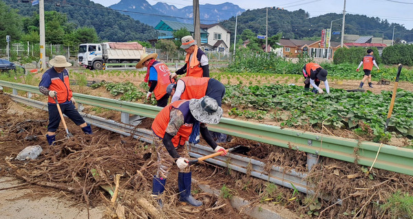  수해복구 작업을 하는 자원봉사자들.