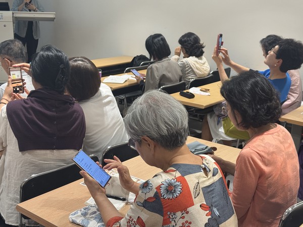 강연 마지막 순서로 참석자들이 녹색전환연구소가 개발한 1.5도 라이프스타일 실천을 위한 탄소배출 계산을 진행하는 모습