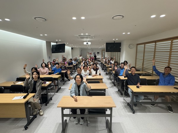 강의를 마친 뒤 단체 사진