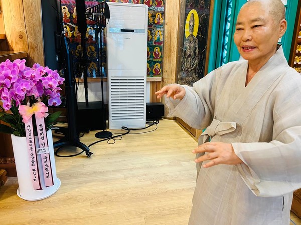 금륜사 대웅전 불화를 설명하는 본각 스님.